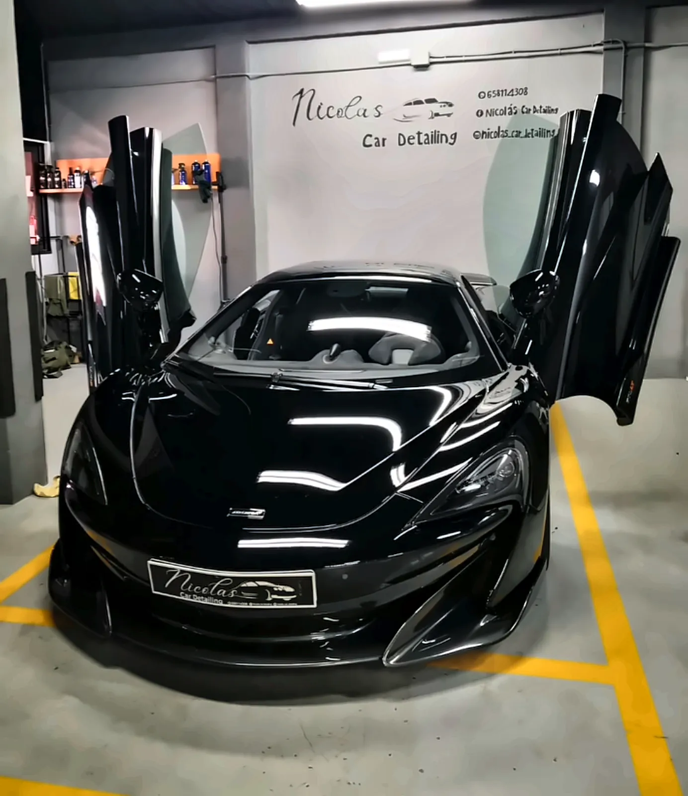 McLaren 600LT con puertas abiertas tras el detailing en el taller de Nicolás